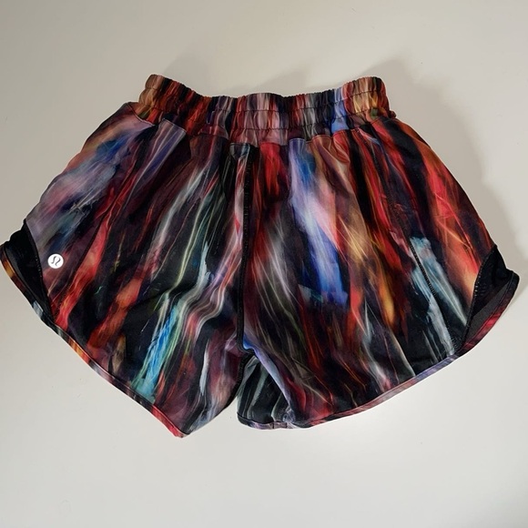 Lululemon Hotty Hot Short II Size 2 with a 4"
Inseam Chroma Fusion Multi Black - Picture 8 of 9